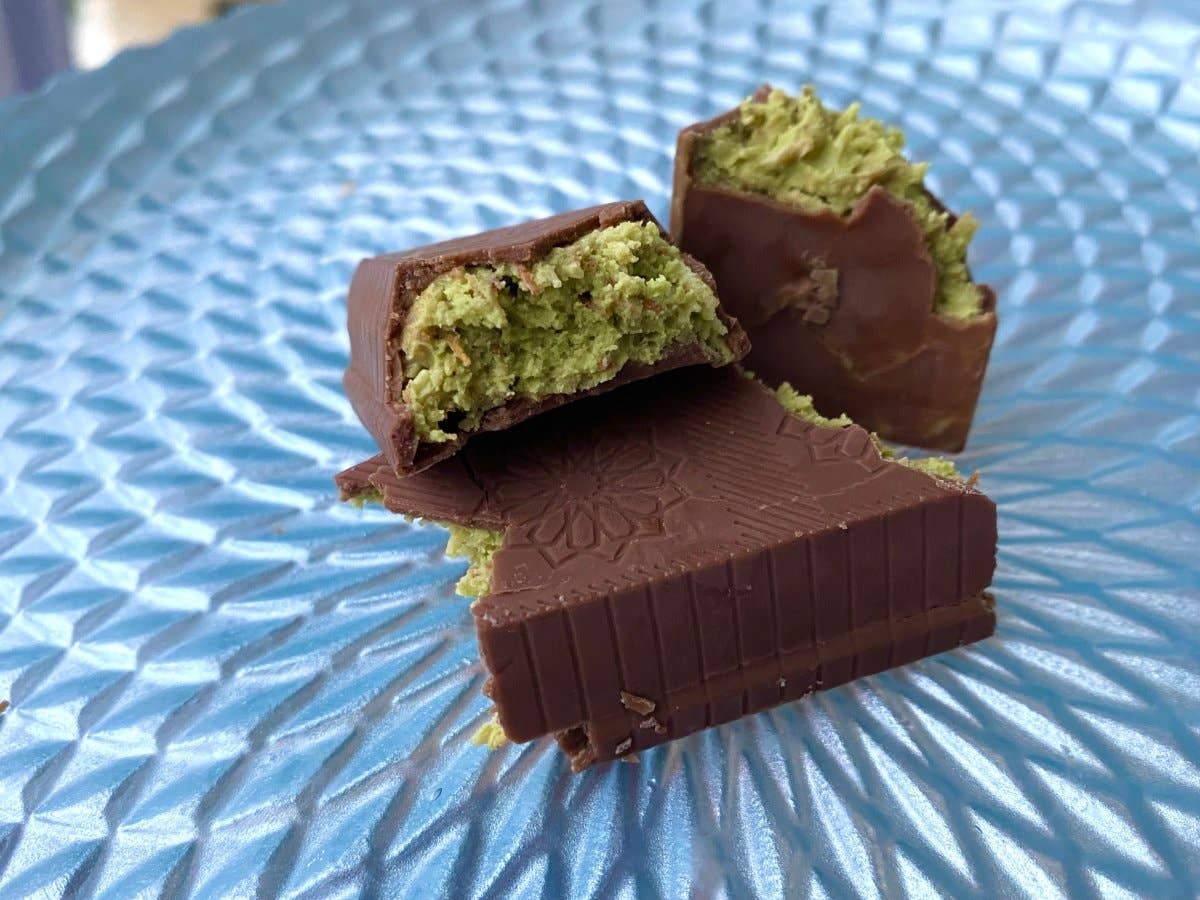 Pistachio Praline Dubai Chocolate Bar – Crispy & Nutty Delight 37gr - Cardsmartct